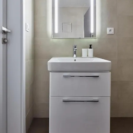 Cozy Studio In Smichov By Days Apartment Prag